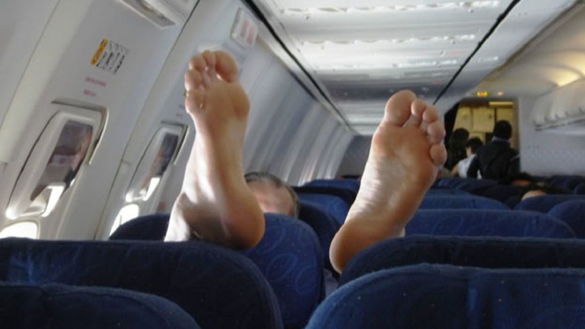 Пілоти пояснили, чому не можна знімати взуття в літаку - фото 1