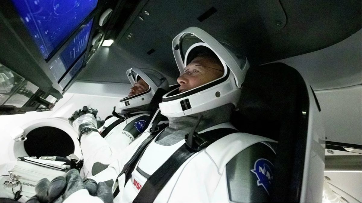 Астронавти успішно пристикувалися до МКС - фото 1