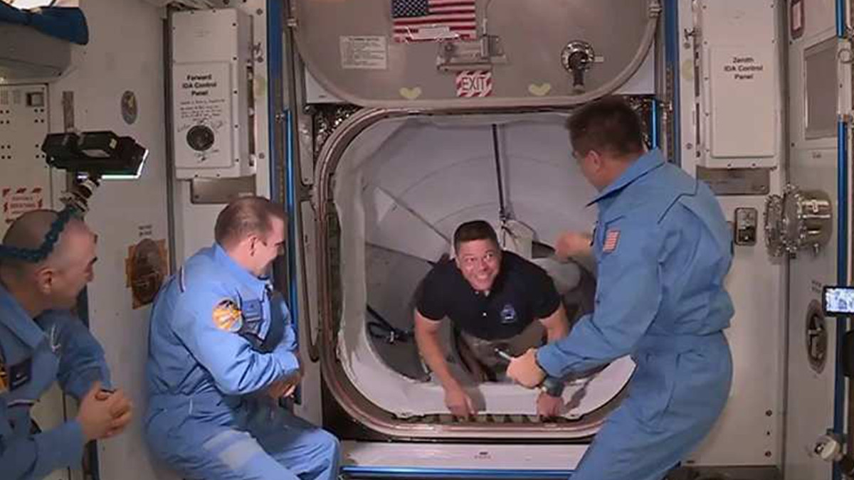 Астронавти з корабля SpaceX зійшли на борт МКС: без казусу не обійшлося (відео) - фото 1