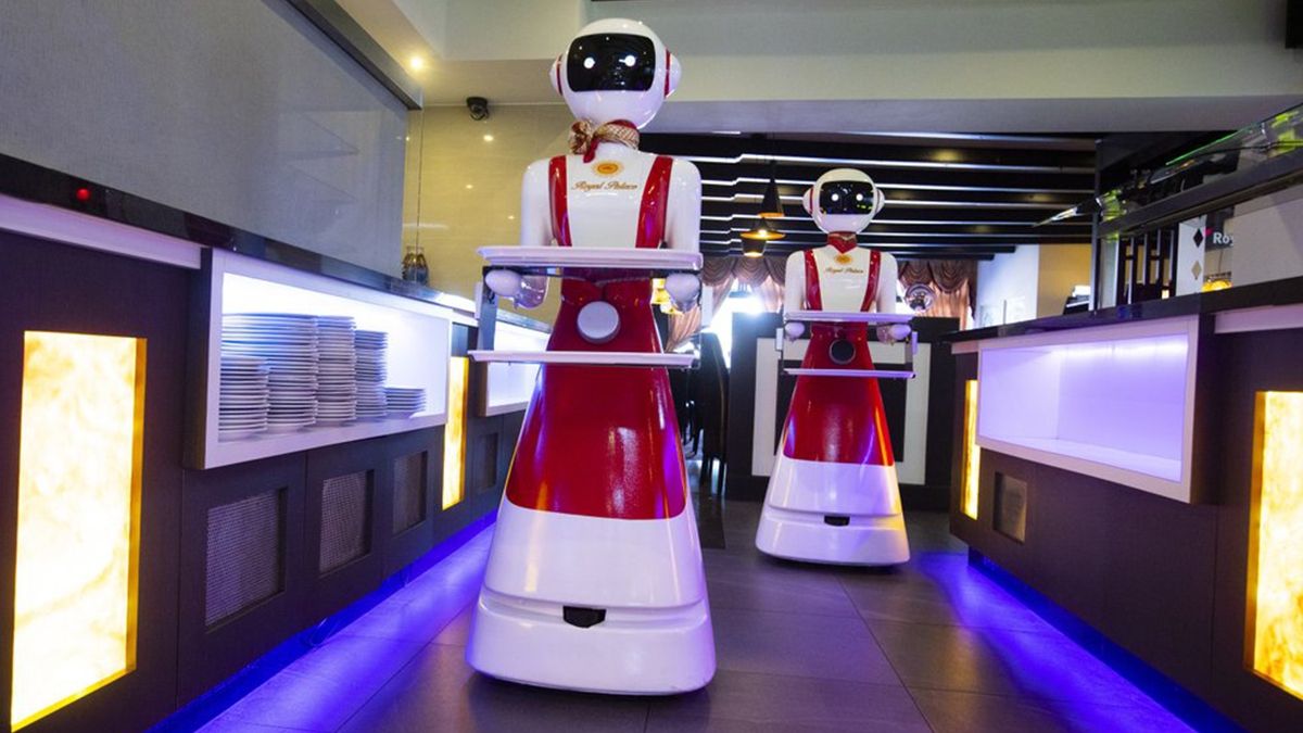 Роботи-офіціанти у Royal Palace - фото 1