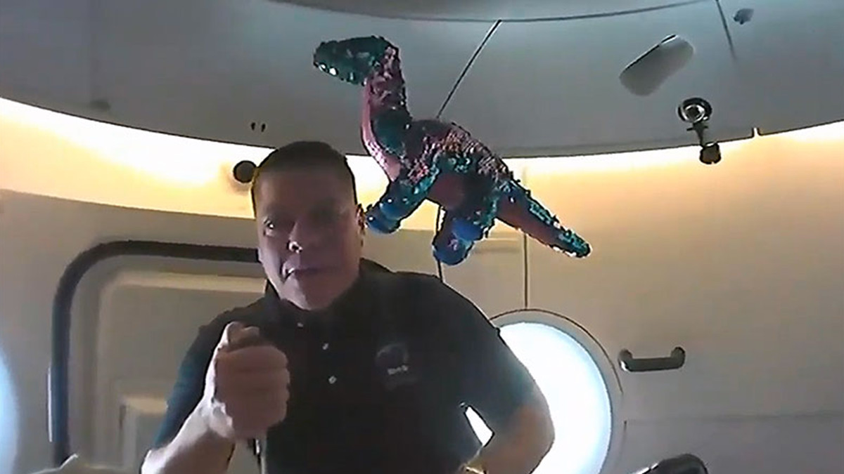 SpaceX з космонавтами відправила на МКС іграшкового динозавра, у якого була важлива місія - фото 1