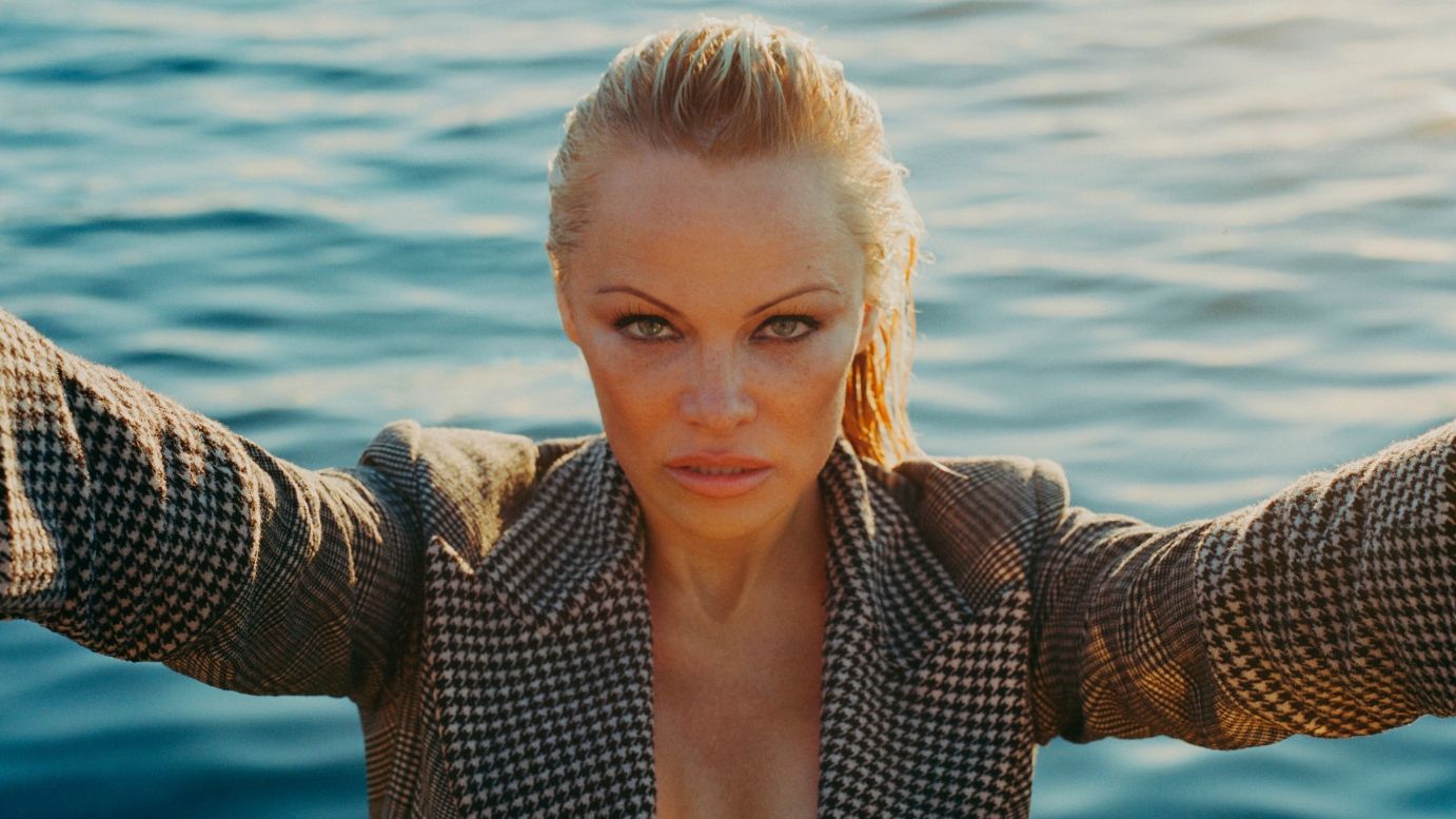 Памела Андерсон зізналася, що все ще носить купальник з Рятувальників Малібу