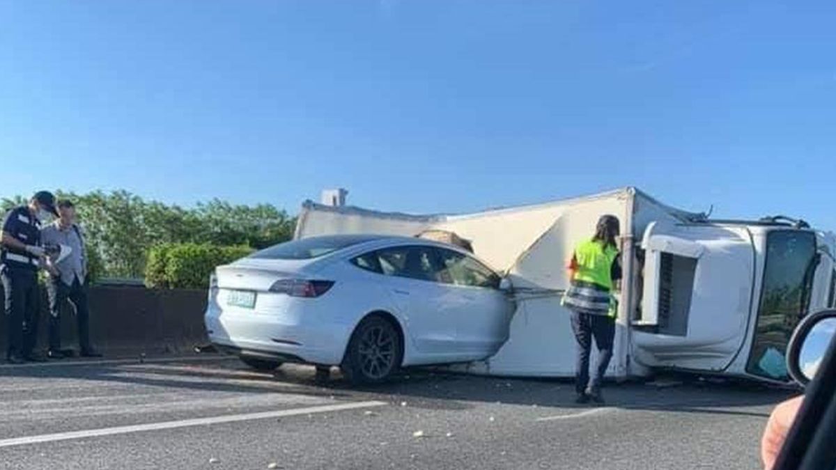 Tesla на автопілоті в'їхала у вантажівку: відео моменту зіткнення