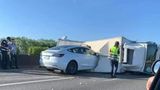 Tesla на автопілоті в'їхала у вантажівку: відео моменту зіткнення