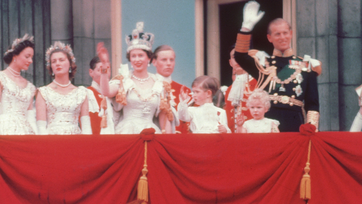 Королева Єлизавета ІІ з чоловіком та синами Вільямом і Гаррі - фото 1