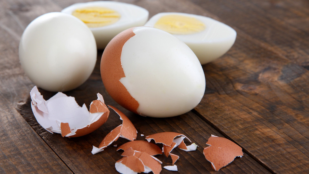 Блогер показав, як почистити яйце незвичайним способом: корисне відео - фото 1