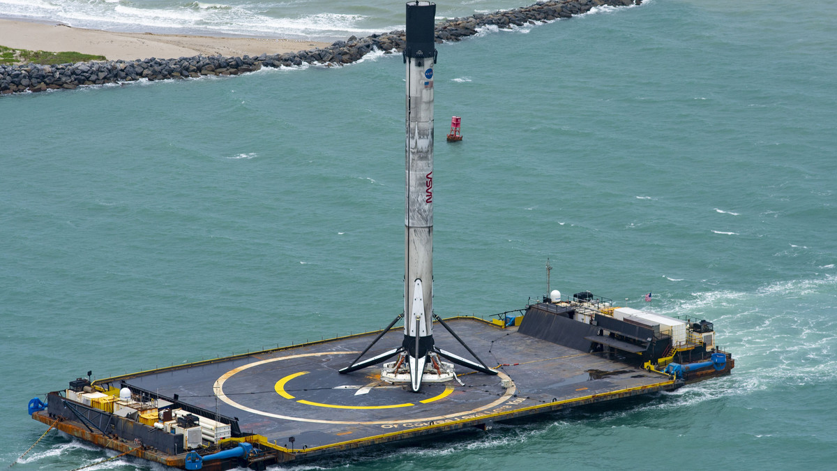Перший ступінь Falcon 9 повернувся на плавучу платформу: фото - фото 1