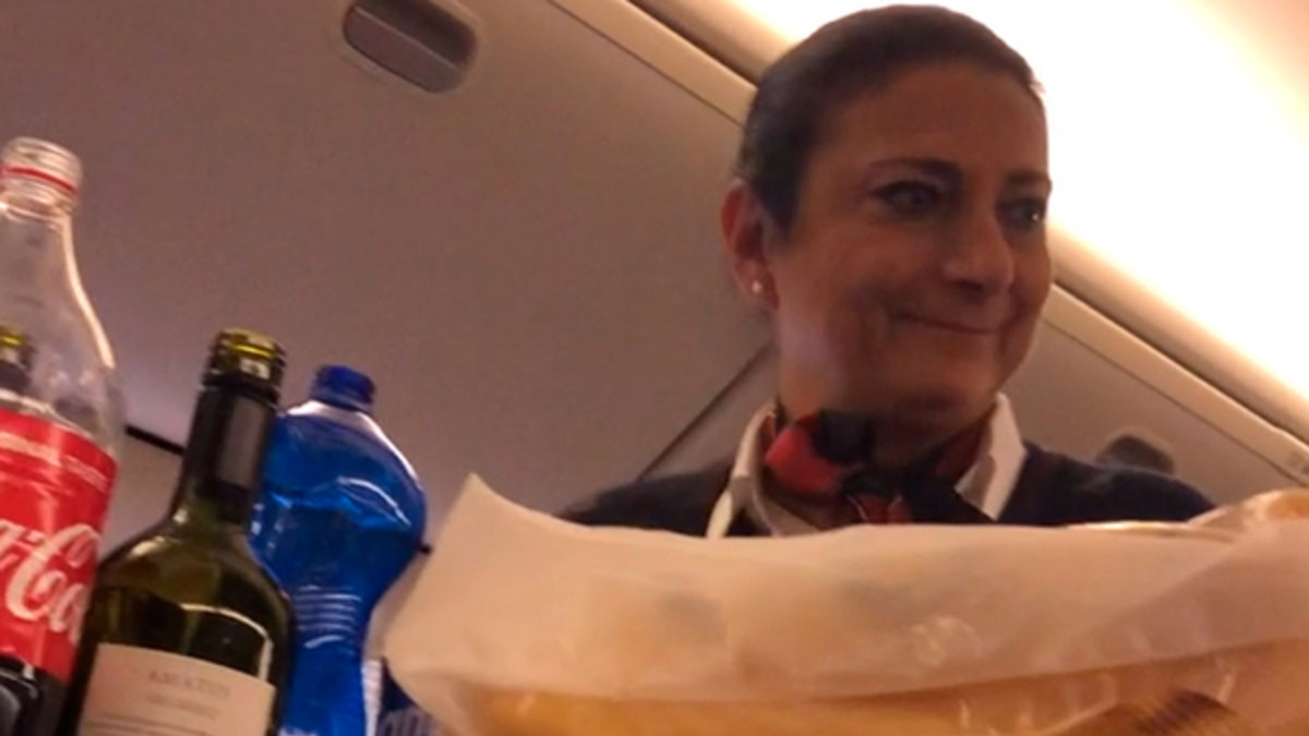 Стюардеса кумедно потролила пасажира і стала зіркою мережі: відео - фото 1