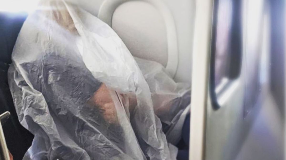 Пасажирка під час польоту повністю загорнулася в поліетилен: епічне фото