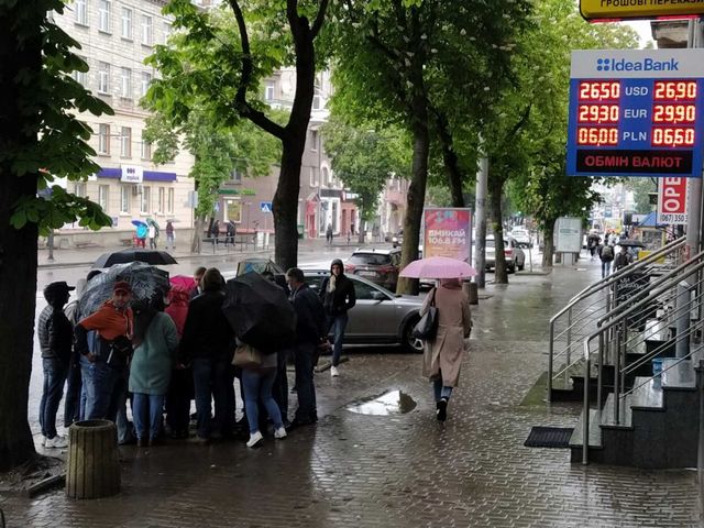 Черги під банками в Тернополі - фото 407867