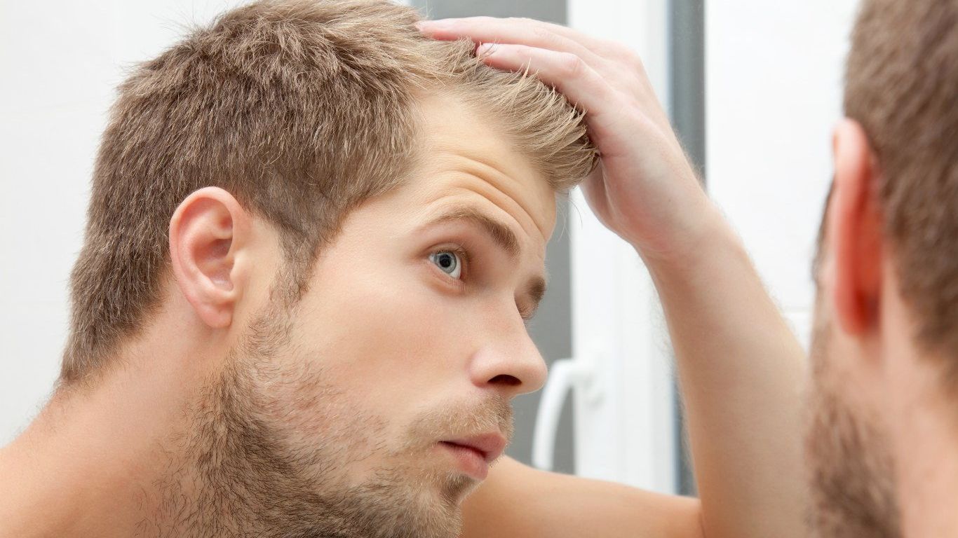 Учені знайшли спосіб повернути колір сивому волоссю