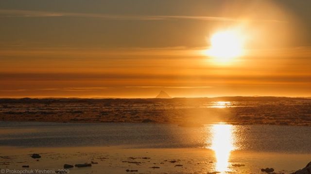 Українські полярники поділилися дивовижними знімками айсберга - фото 408101