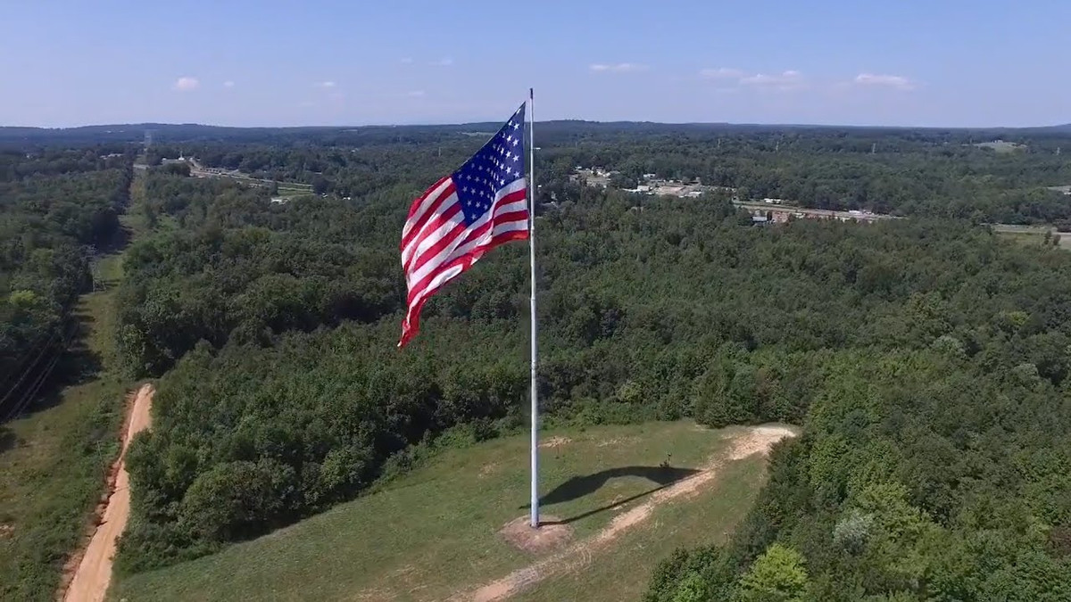 Найбільший прапор США розірвала блискавка: фотофакт - фото 1