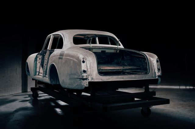 Класичний Jaguar XK120 перетворили на електрокар - фото 408515