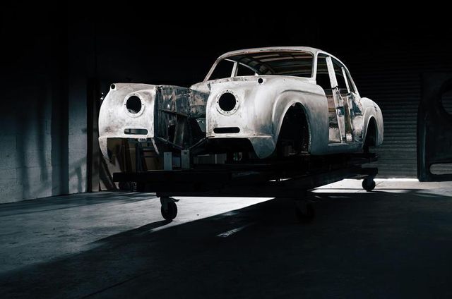 Класичний Jaguar XK120 перетворили на електрокар - фото 408517