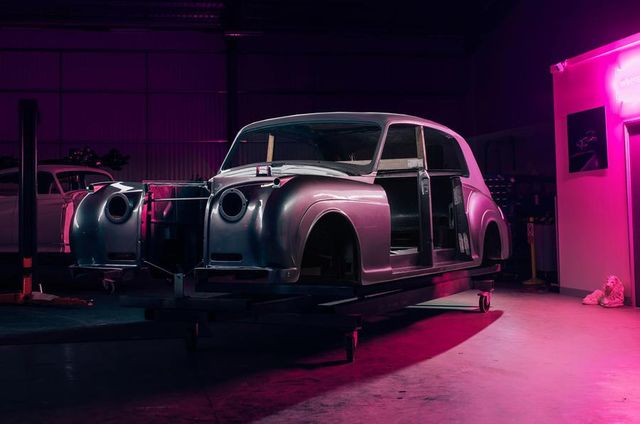 Класичний Jaguar XK120 перетворили на електрокар - фото 408521