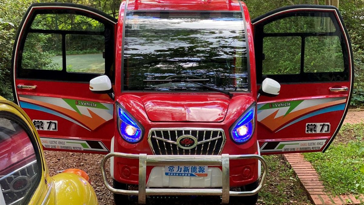 Американець поділився досвідом купівлі найдешевшого у світі електромобіля