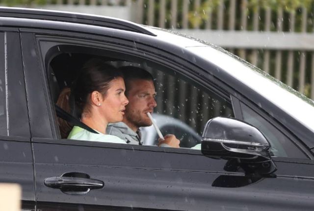 Відомого англійського футболіста помітили в черзі в McDonald's: фотофакт - фото 408691