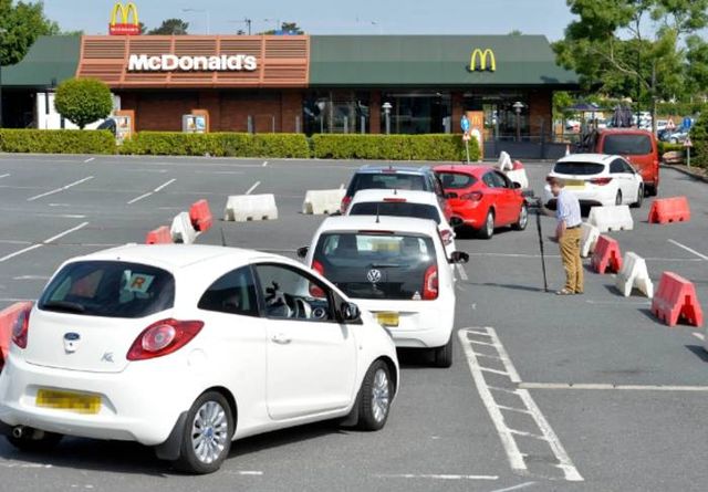 Відомого англійського футболіста помітили в черзі в McDonald's: фотофакт - фото 408692