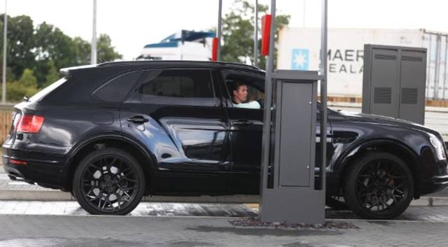 Відомого англійського футболіста помітили в черзі в McDonald's: фотофакт - фото 408693