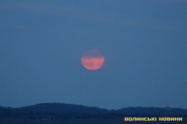 Полуничний місяць: яскраві фото незвичайного явища - фото 408790