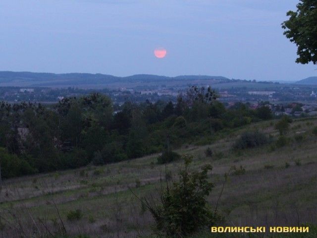 Полуничний місяць: яскраві фото незвичайного явища - фото 408791