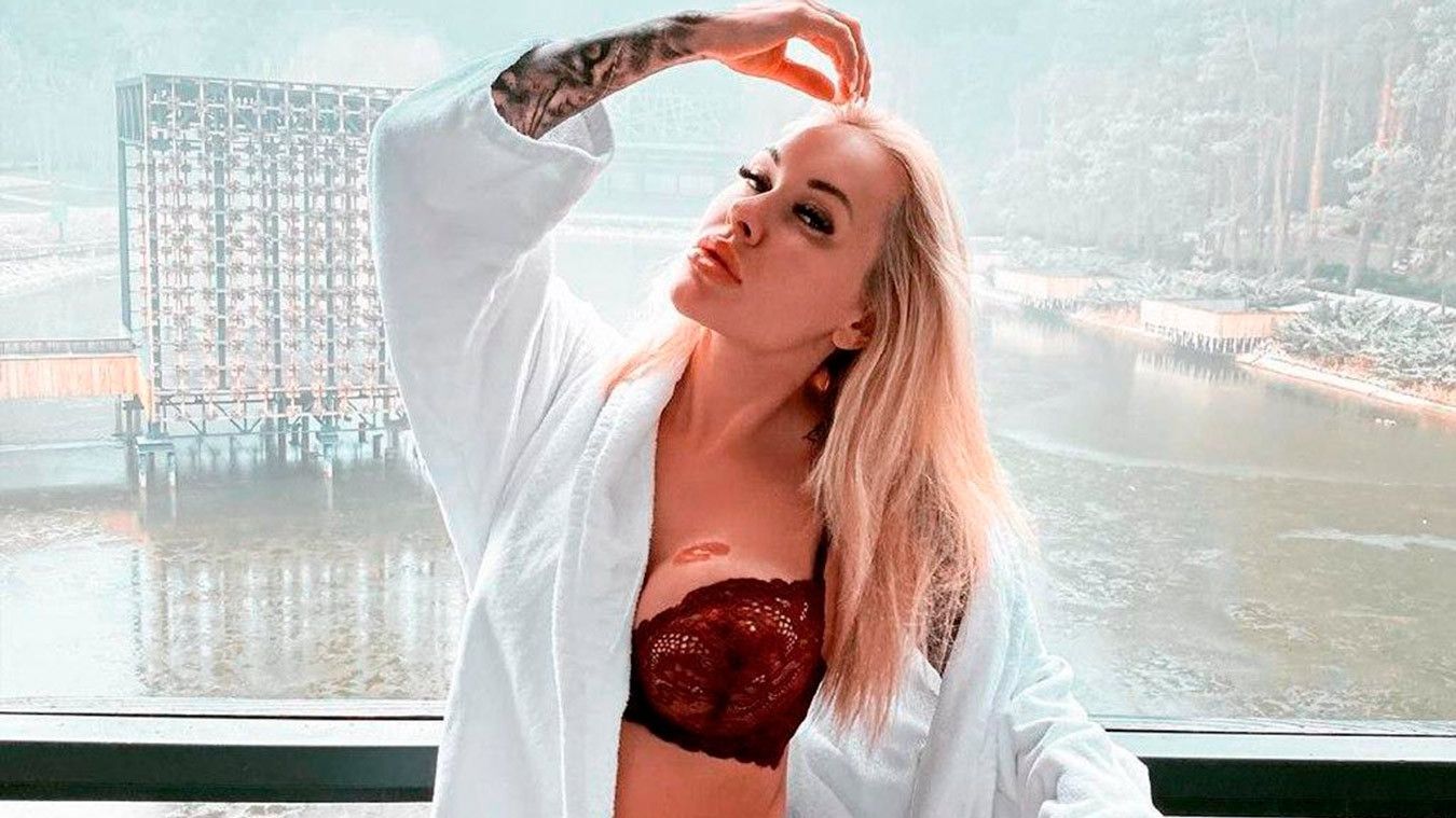 Скандальна Ірина Морозюк похизувалася сідницями у мінісукні