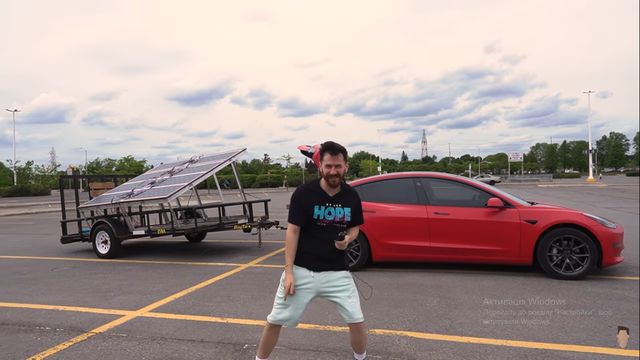 Блогер показав на відео, як зарядити Tesla під час руху - фото 408955