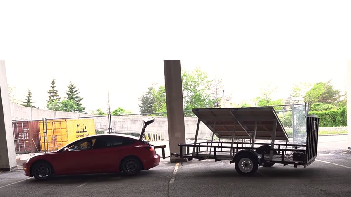 Блогер показав на відео, як зарядити Tesla під час руху