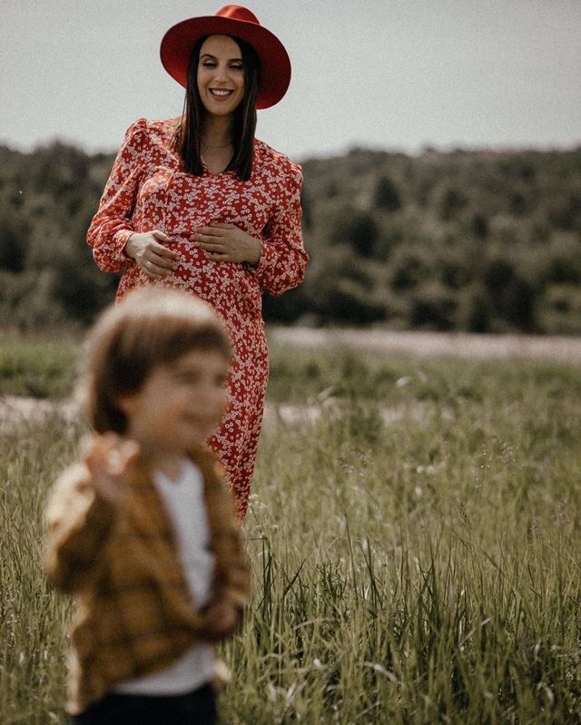 Вагітна Джамала підкорила мережу серією теплих фото з сім'єю - фото 409070