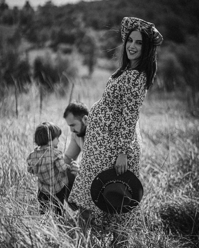 Вагітна Джамала підкорила мережу серією теплих фото з сім'єю - фото 409072