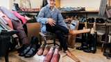 Румунський чоботар робить гігантське взуття 75 розміру: для чого воно?
