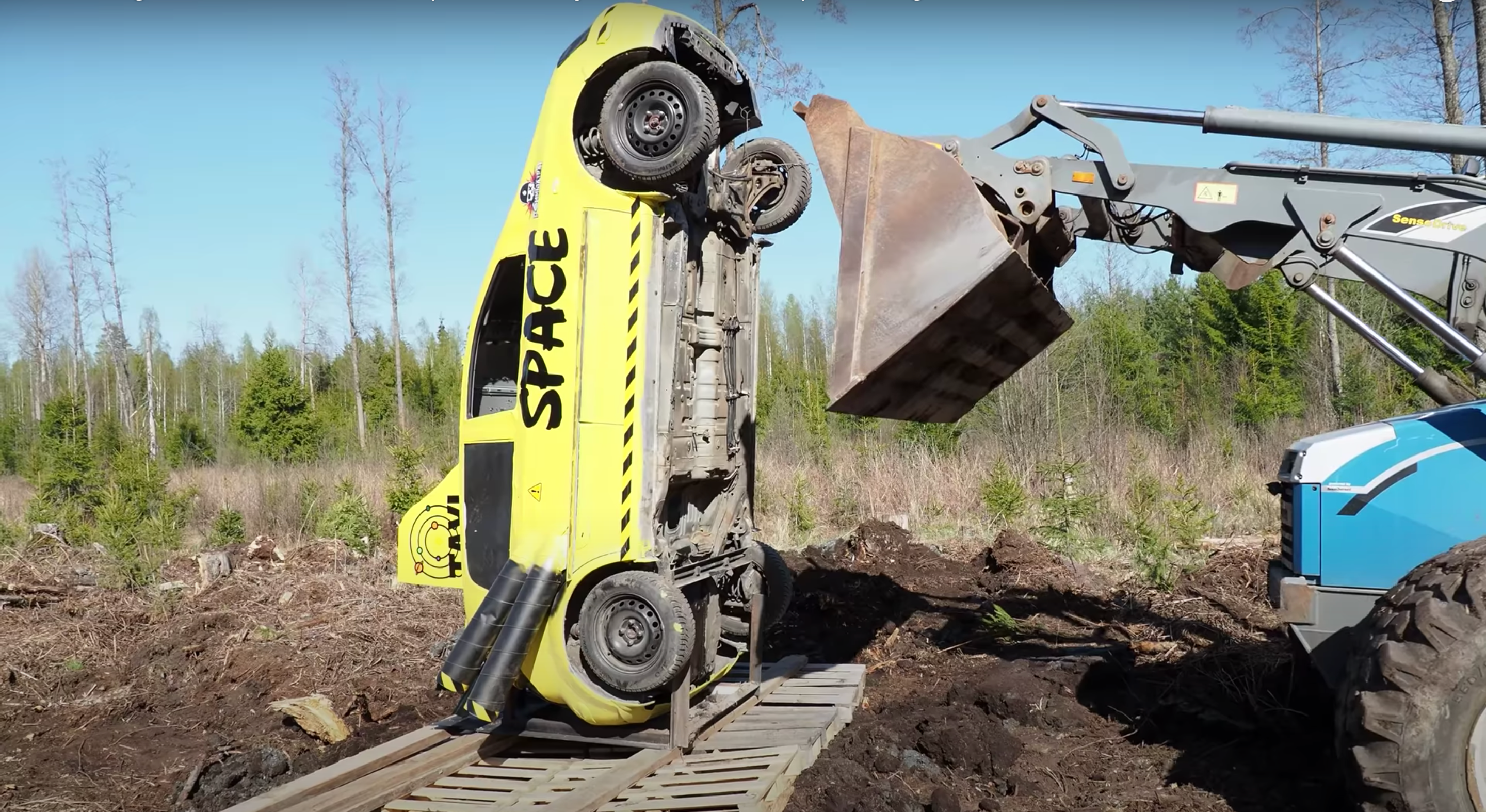 Ентузіасти спробували запустити в космос піцу за допомогою динаміту: що з того вийшло?