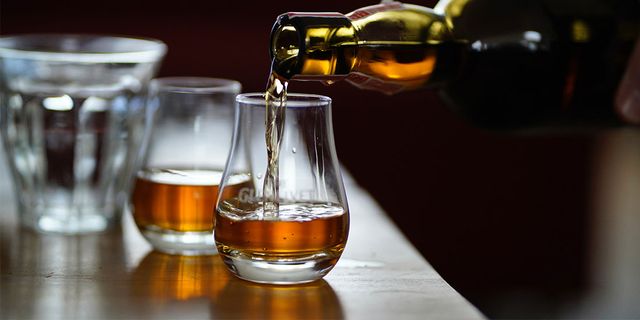 Міцний алкоголь може викликати погіршення настрою - фото 409152