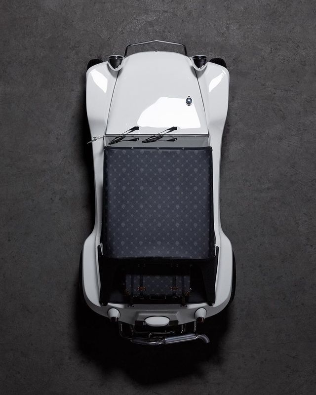 Модний будинок випустив власний оригінальний пляжний автомобіль - фото 409187