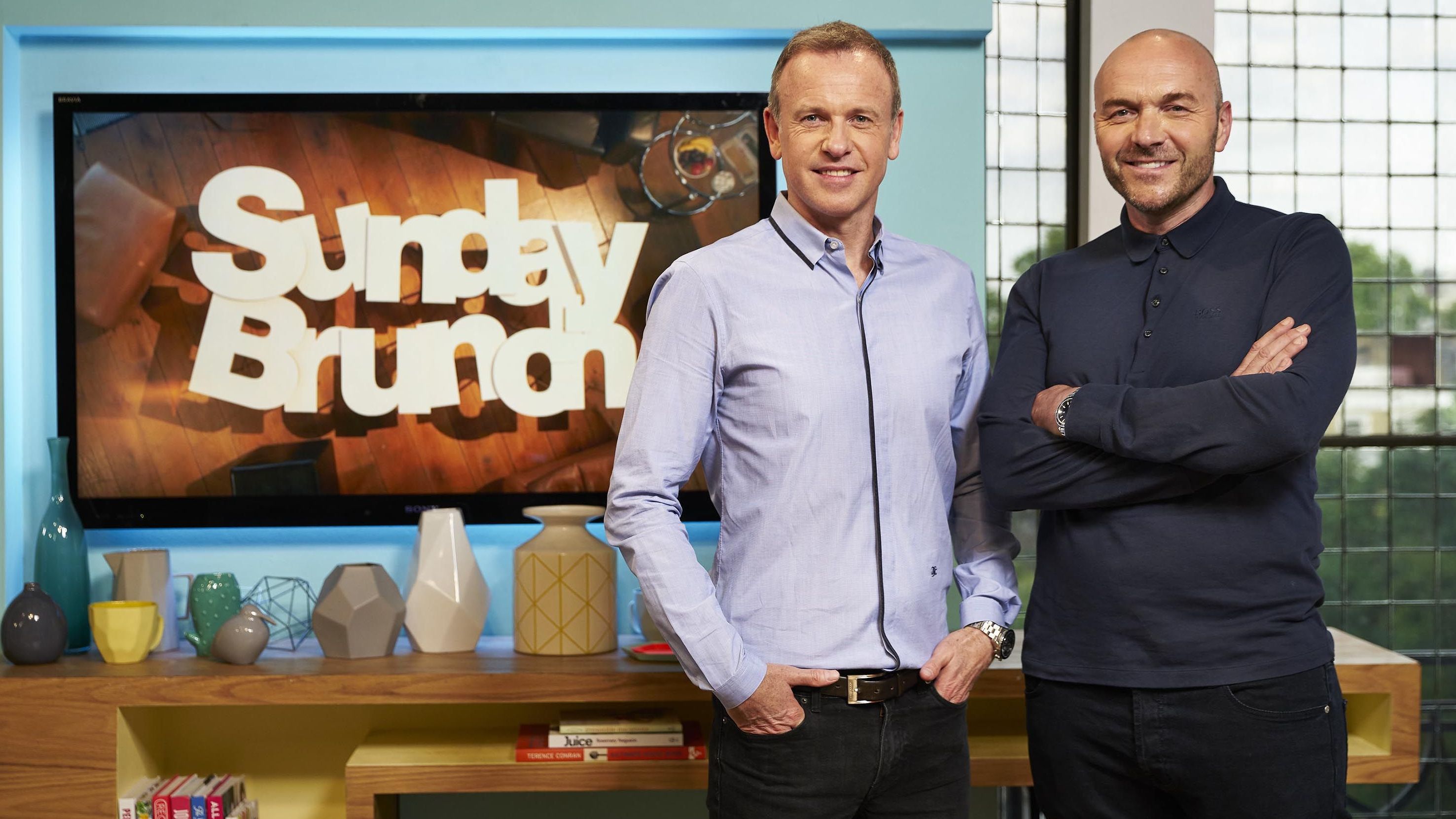 Телеведучий не зміг втриматися на ногах і впав у прямому ефірі: епічне відео