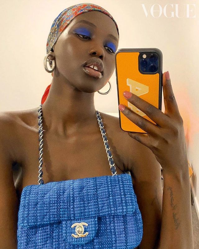 Ірина Шейк зробила селфі топлес для Vogue: інтимне фото - фото 409258