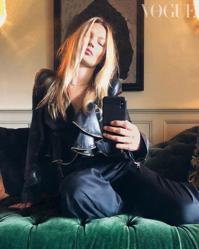 Ірина Шейк зробила селфі топлес для Vogue: інтимне фото - фото 409260