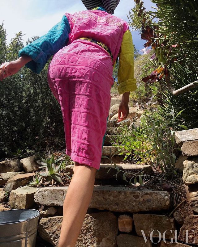 Ірина Шейк зробила селфі топлес для Vogue: інтимне фото - фото 409262