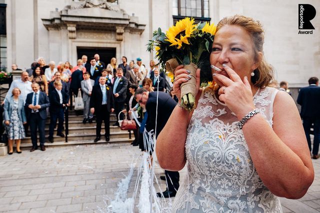 Від сліз до реготу: добірка весільних фото, які не залишать вас байдужими - фото 409285