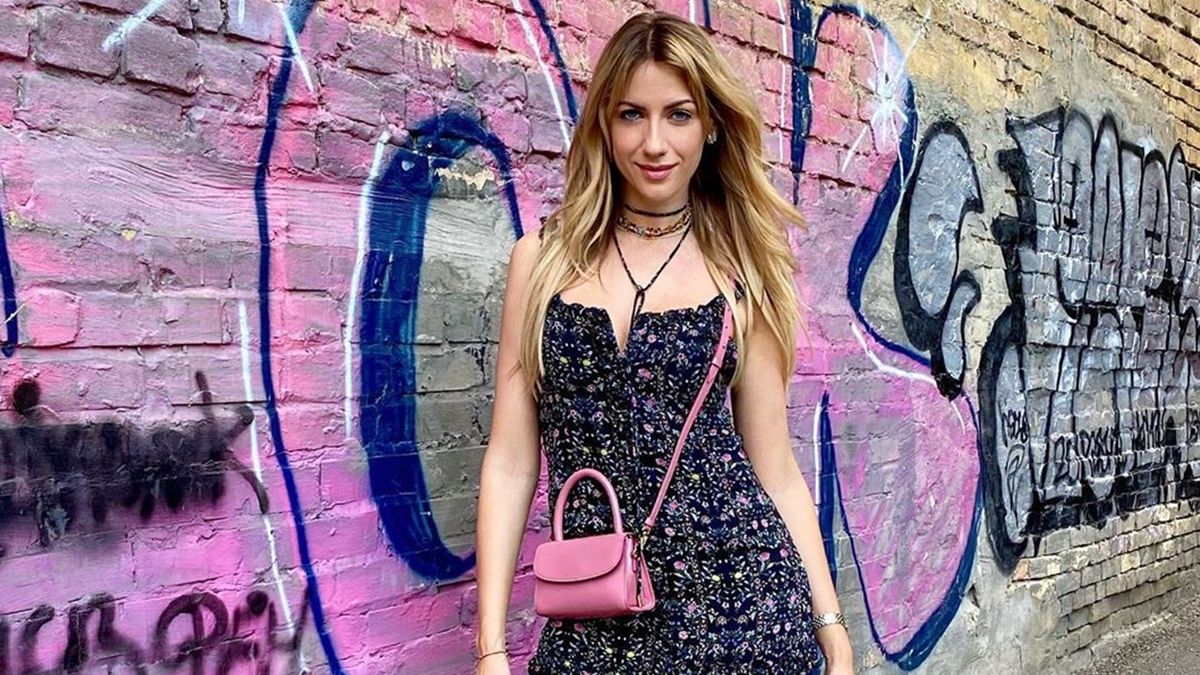 Леся Нікітюк в екстремальному міні похизувалася стрункими ніжками