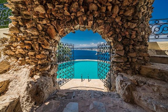 Шон Коннері продає розкішний особняк за 30 мільйонів євро - фото 409487