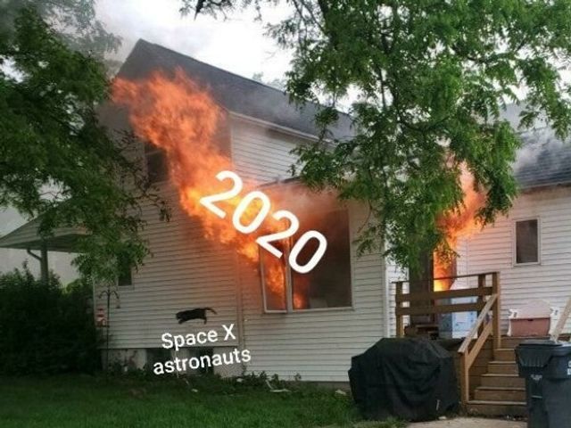 Чоловік опублікував фото палаючого будинку, воно відразу стало мемом - фото 409572