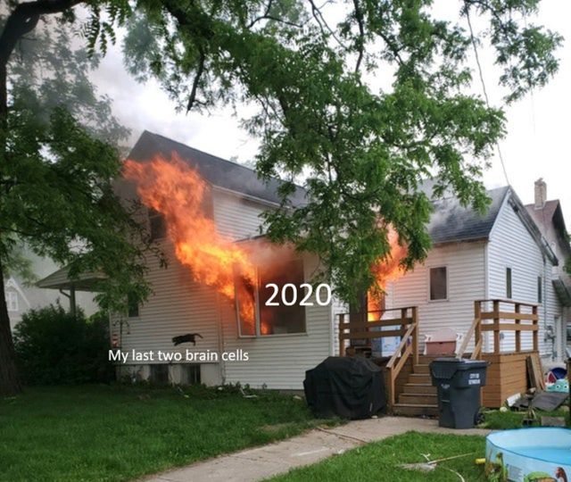 Чоловік опублікував фото палаючого будинку, воно відразу стало мемом - фото 409574