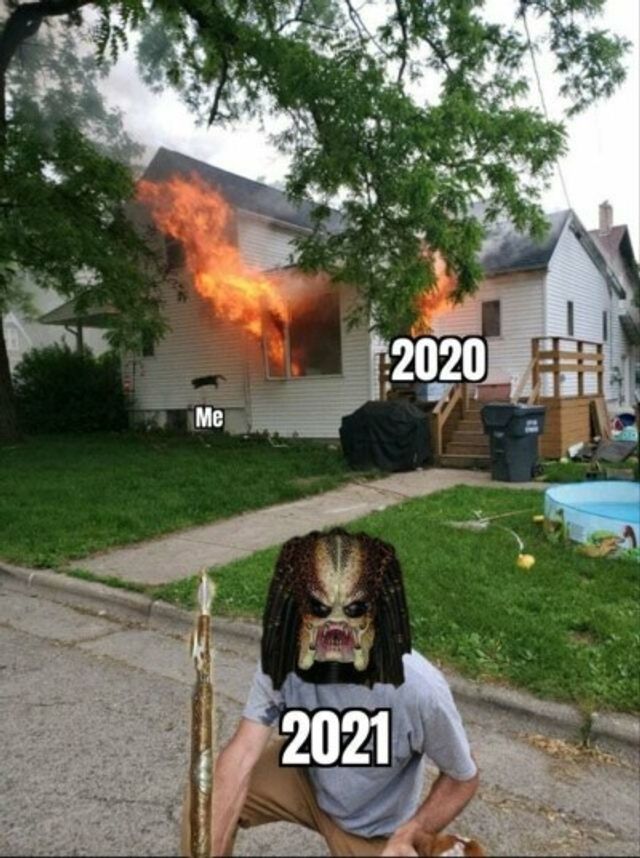 Чоловік опублікував фото палаючого будинку, воно відразу стало мемом - фото 409575