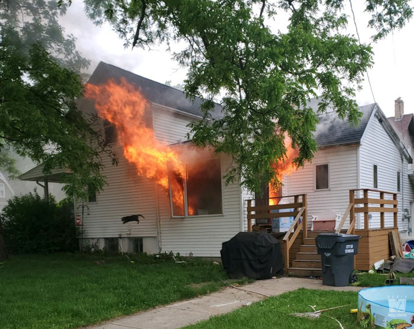 Фото палаючого будинку відразу ж стало мемом - фото 1