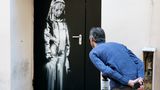 Несподівана знахідка: викрадені двері паризького театру з графіті Бенксі знайшли в Італії