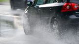 Як безпечно водити під час зливи: корисні поради для водіїв