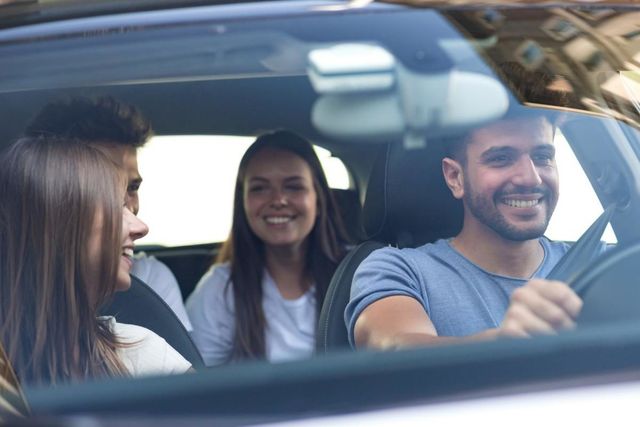 Тільки один пасажир ззаду: BlaBlaCar ввів обмеження на поїздки в Україні - фото 409664