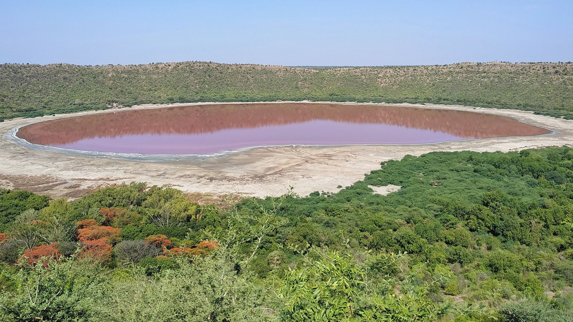 В Індії озеро-кратер кардинально змінило колір за одну ніч: неймовірне видовище